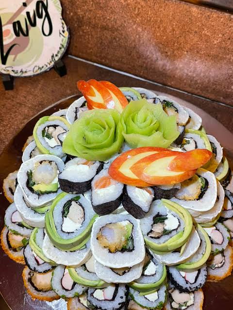 Plato de sushi rolls Zaig recién preparado