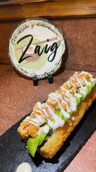 Sushi sándwich crocante de Zaig con palta y salsa
